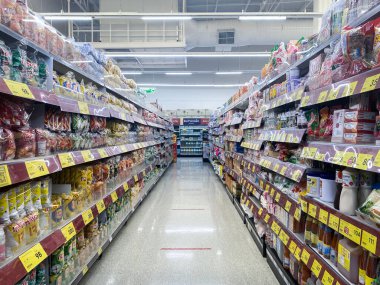 Tesco Lotus, THAILAND- 25 Ağustos 2021: Tayland 'daki ünlü mağazalarda elektrikli aletler, kuru yiyecekler, çeşniler, atıştırmalıklar, içecekler, sabun, şampuan ve daha pek çok şey satan ürünler.