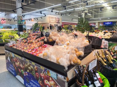 Tesco Lotus, THAILAND- 25 Ağustos 2021: Taze et, taze balık ve deniz ürünleri çeşitli tepsilerde ya da ünlü mağazalardaki ezilmiş buz, taze gıda ürünleri üzerine yerleştirilir. Alışveriş merkezinde yemek..