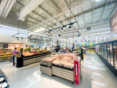 Tesco Lotus, THAILAND- 25 Ağustos 2021: Taze et, taze balık ve deniz ürünleri çeşitli tepsilerde ya da ünlü mağazalardaki ezilmiş buz, taze gıda ürünleri üzerine yerleştirilir. Alışveriş merkezinde yemek..