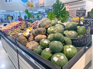 Tesco lotus, THAILAND- 25 Ağustos 2021: Çeşitli taze meyve ve sebzelerin rafları veya sepetleri tertipli, taze sebze veya meyve, organik gıda, Taylandlı insanlarla büyük süpermarket.