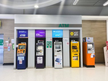 Otomatik Teller Makineleri (ATM), müşterilerin, finansal işlemlerin veya bankacılığın kolaylığı için çeşitli renk çekme makineleri sağlanmaktadır, Chiangmai-THAILAND: 31 Ağustos 2021