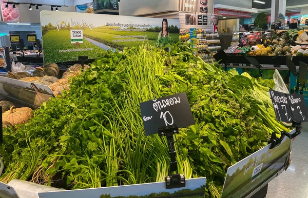 Tesco lotus, THAILAND- 25 Ağustos 2021: Çeşitli taze meyve ve sebzelerin rafları veya sepetleri tertipli, taze sebze veya meyve, organik gıda, Taylandlı insanlarla büyük süpermarket.