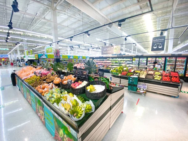 Tesco lotus, THAILAND- 25 Ağustos 2021: Çeşitli taze meyve ve sebzelerin rafları veya sepetleri tertipli, taze sebze veya meyve, organik gıda, Taylandlı insanlarla büyük süpermarket.
