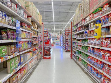 Bigc, THAILAND- 25 Ağustos 2021: Tayland 'daki ünlü mağazalardaki ürünler elektrikli aletler, kuru yiyecekler, çeşniler, atıştırmalıklar, içecekler, sabunlar, şampuanlar ve daha niceleri.