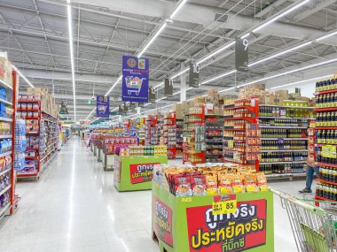 Bigc, THAILAND- 25 Ağustos 2021: Tayland 'daki ünlü mağazalardaki ürünler elektrikli aletler, kuru yiyecekler, çeşniler, atıştırmalıklar, içecekler, sabunlar, şampuanlar ve daha niceleri.