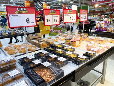 Tesco Lotus, THAILAND- 25 Ağustos 2021: Taze et, taze balık ve deniz ürünleri çeşitli tepsilerde ya da ünlü mağazalardaki ezilmiş buz, taze gıda ürünleri üzerine yerleştirilir. Alışveriş merkezinde yemek..
