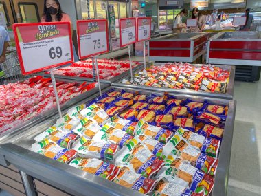 Tesco Lotus, THAILAND- 25 Ağustos 2021: Taze et, taze balık ve deniz ürünleri çeşitli tepsilerde ya da ünlü mağazalardaki ezilmiş buz, taze gıda ürünleri üzerine yerleştirilir. Alışveriş merkezinde yemek..
