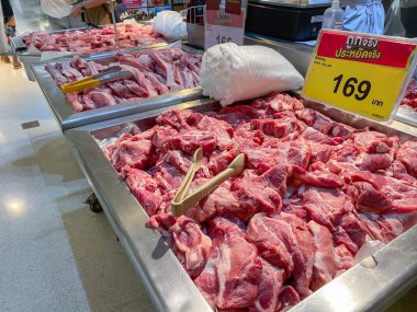 Tesco Lotus, THAILAND- 25 Ağustos 2021: Taze et, taze balık ve deniz ürünleri çeşitli tepsilerde ya da ünlü mağazalardaki ezilmiş buz, taze gıda ürünleri üzerine yerleştirilir. Alışveriş merkezinde yemek..