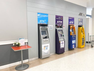 Otomatik Teller Makineleri (ATM), müşterilerin, finansal işlemlerin veya bankacılığın kolaylığı için çeşitli renk çekme makineleri sağlanmaktadır, Chiangmai-THAILAND: 31 Ağustos 2021
