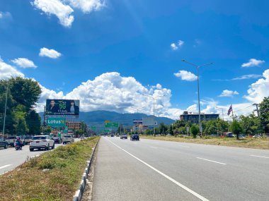 Chiangmai, Tayland - 8 Eylül 2021, otoyol trafiği, başkentteki trafik veya süper otoyollar, arabalar, kamyonlar, kamyonlar, motorsikletler, Tur otobüsleri, kamyonlar, taksiler, bisikletler.