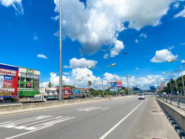 Chiangmai, Tayland - 8 Eylül 2021, otoyol trafiği, başkentteki trafik veya süper otoyollar, arabalar, kamyonlar, kamyonlar, motorsikletler, Tur otobüsleri, kamyonlar, taksiler, bisikletler.
