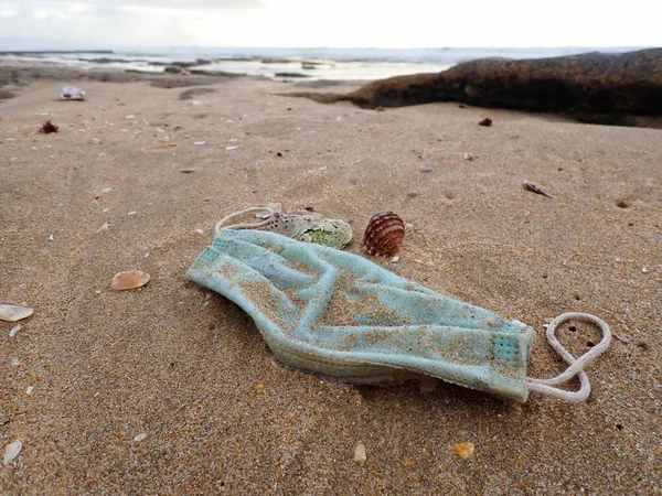 Maschera Chirurgica Lavata Rifiuti Medici Sulla Spiaggia Sud Africa — Foto Stock