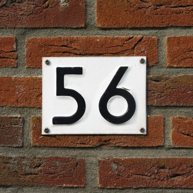 Kabartmalı metal bir plaka sayısı 56 - ev numarası elli altı 