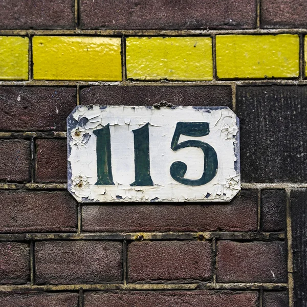 Numer 115 - House number one hundred and fifteen — Stock Photo, Image