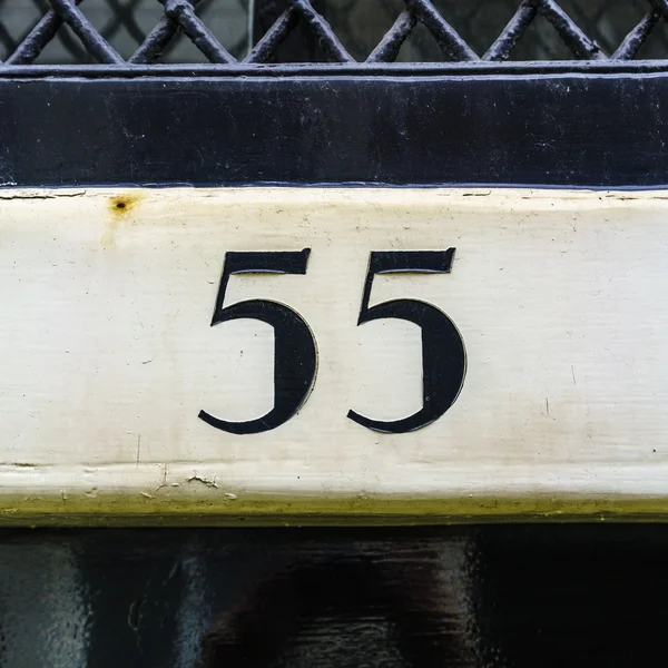 Numer 55 - numer domu pięćdziesiąt pięć, wykonane z siebie cyfry samoprzylepne — Zdjęcie stockowe