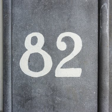 Taş bir duvara boyalı sayısı 82 - ev numarası seksen iki,