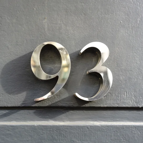 Numer 93 - srebrny kolorowy numer domu dziewięćdziesiąt trzy — Zdjęcie stockowe