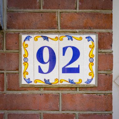 Seramik fayanslar üzerinde 92 numaralı ev