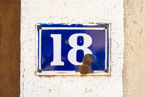 Эмалированный Дом Номер Восемнадцать — стоковое фото