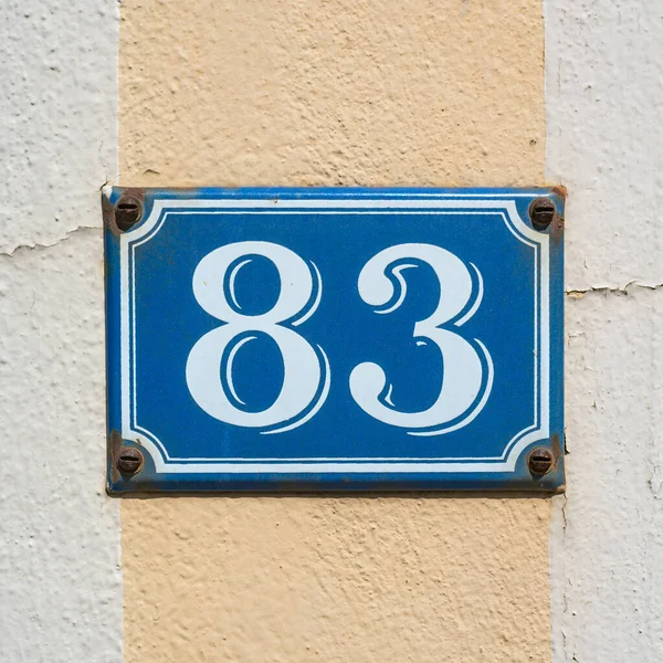 用桃色条纹把83号房子镶嵌在墙上 — 图库照片
