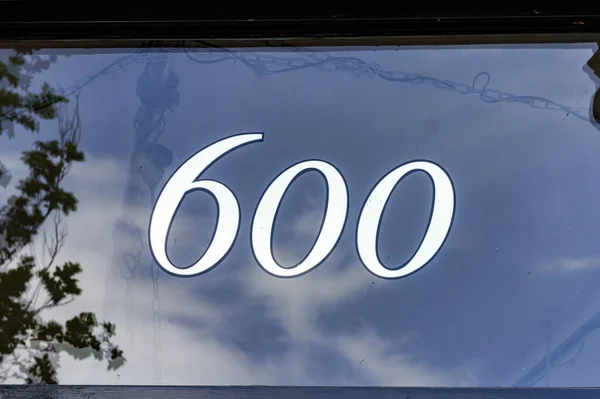 600 号房子 漆在玻璃窗上 — 图库照片
