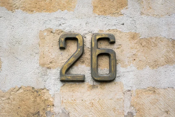Casa Bronze Fundido Número Vinte Seis Uma Parede Pedra — Fotografia de Stock