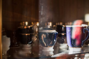 Antika servis. Yazlık bir evde büfede eski bir tören. akışın arkasındaki servis