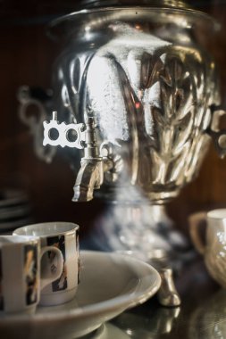 Antika servis. Yazlık bir evde büfede eski bir tören. akışın arkasındaki servis