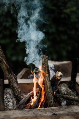 Yazlık evlerindeki ızgarada odundan yakılan şenlik ateşi. Ateşten gelen parlak alev.