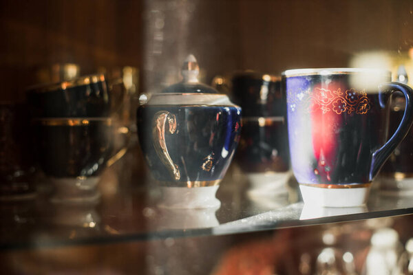 Старая антикварная служба. Старая служба в боковине в летнем возрасте. сервис за потоком