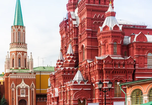 Blick auf den Nikolskaja-Turm und das Staatliche Historische Museum in Moskau, — Stockfoto