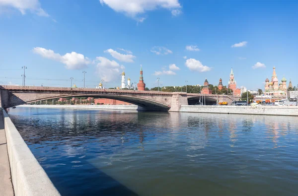 Bolsjoj Moskvoretsky Bridge en het Kremlin van Moskou — Stockfoto