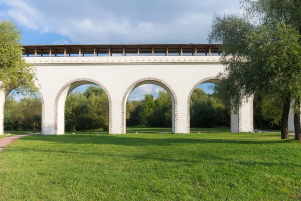 Framifrån av Rostokino akvedukt — Stockfoto