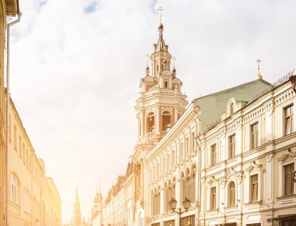 Vista de la calle Nikolskaya en Moscú, Rusia —  Fotos de Stock