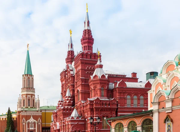 Blick auf den Nikolskaja-Turm und das Staatliche Historische Museum in Moskau, — Stockfoto