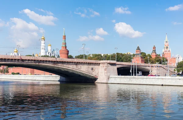 Большой Москворецкий мост и Московский Кремль — стоковое фото