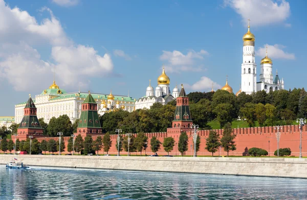 Palace and cathedral in Moscow Kremlin — Stock Photo, Image