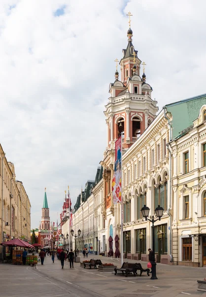 Ansicht der Nikolskaja Straße in Moskau, Russland — Stockfoto