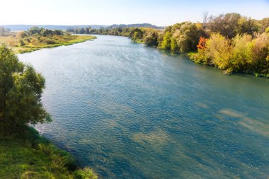 Nehir yatağı güneşli
