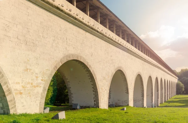Ростокинский акведук с эффектом солнечной вспышки — стоковое фото