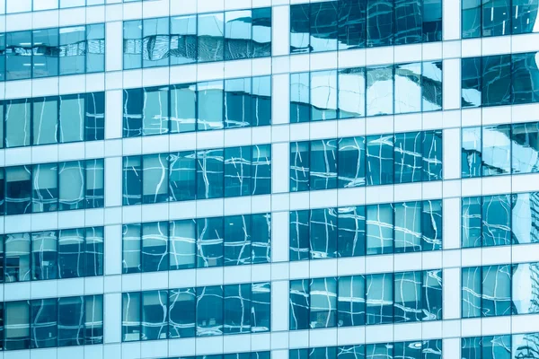 Reflexões no prédio de escritórios — Fotografia de Stock