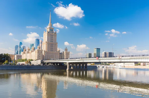 Novoarbatsky Bridge with Hotel Ukraina in Moscow, — Stock Photo, Image