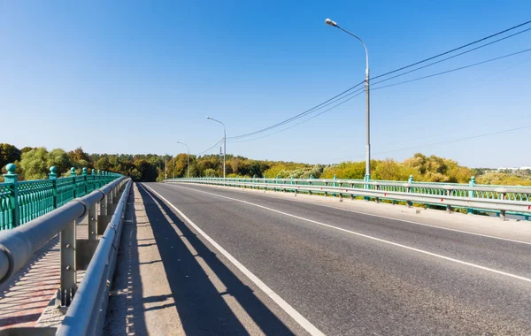 Brug met auto weg — Stockfoto