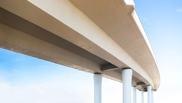 Verhoogde weg van onderen — Stockfoto