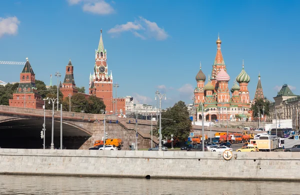 Спасская башня и Санкт-Петербург Собор Василия Блаженного — стоковое фото