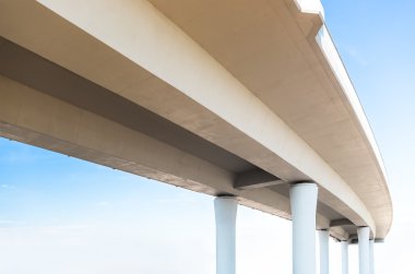 Aşağıdan yükseltilmiş yol