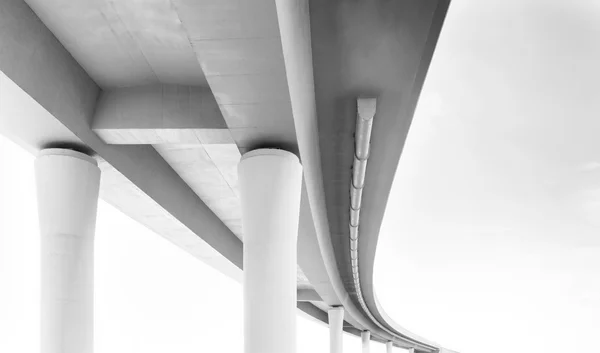 Strada sopraelevata dal basso — Foto Stock