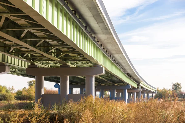 De verhoogde weg — Stockfoto