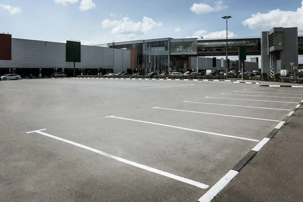 Estacionamientos Vacíos Cerca Del Centro Comercial —  Fotos de Stock