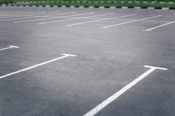 Närbild Tomma Parkeringsplatser Nära Handelscentrum — Stockfoto